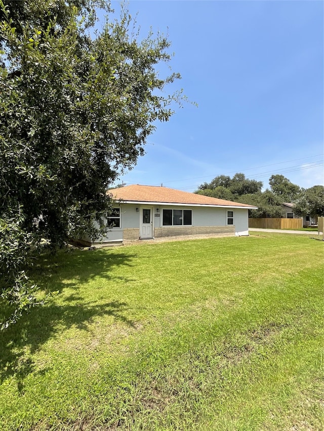 view of front of property with a front yard