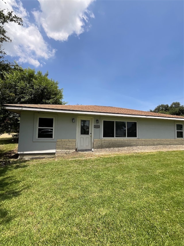 view of front of house featuring a front yard