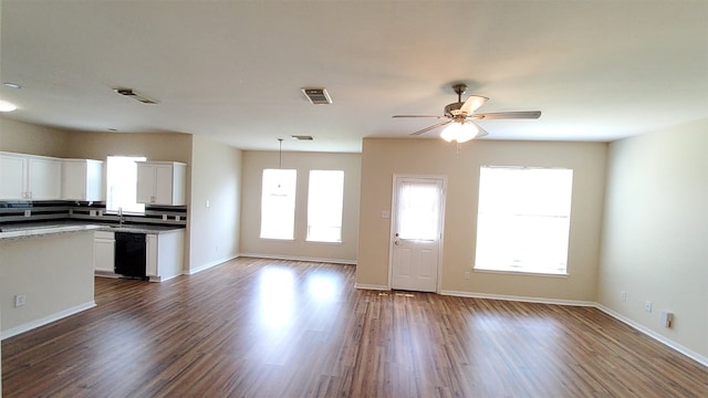 foyer entrance featuring ceiling fan, sink, and dark wood-type flooring