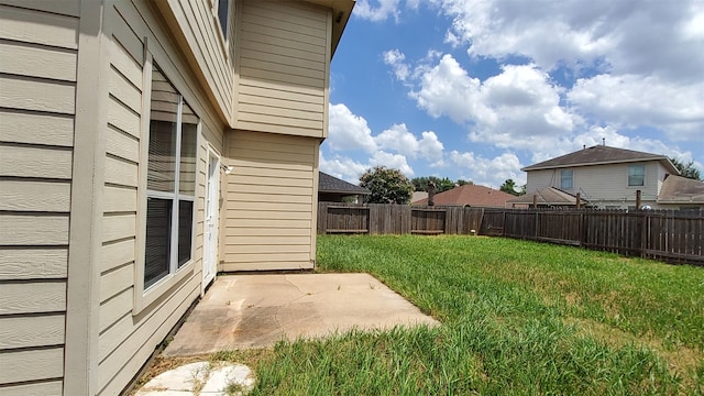 view of yard featuring a patio area