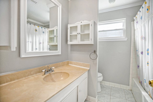 full bathroom featuring a textured ceiling, toilet, shower / tub combo with curtain, vanity, and ornamental molding