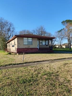 single story home featuring a front lawn