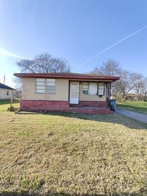 single story home featuring a front yard