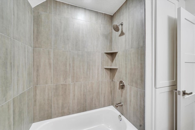 bathroom featuring tiled shower / bath combo