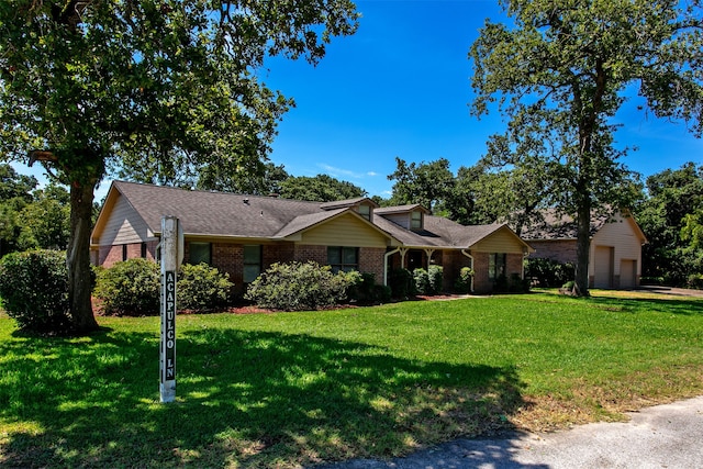 ranch-style house featuring a front yard