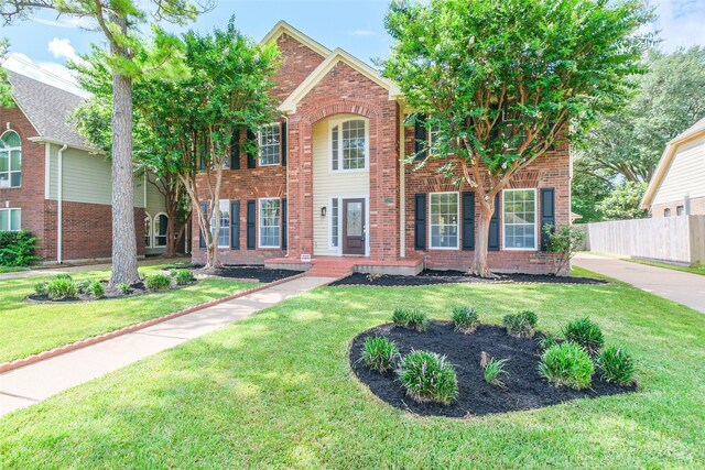 view of front of property featuring a front lawn