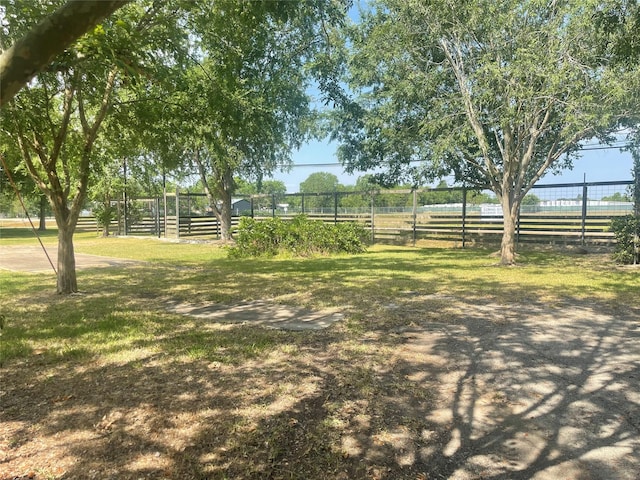 view of yard featuring a rural view