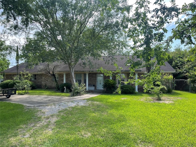 single story home with a front lawn