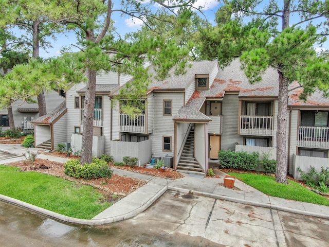 townhome / multi-family property featuring cooling unit