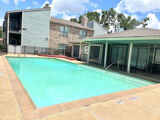 view of swimming pool