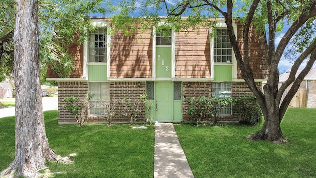 view of front of house featuring a front lawn