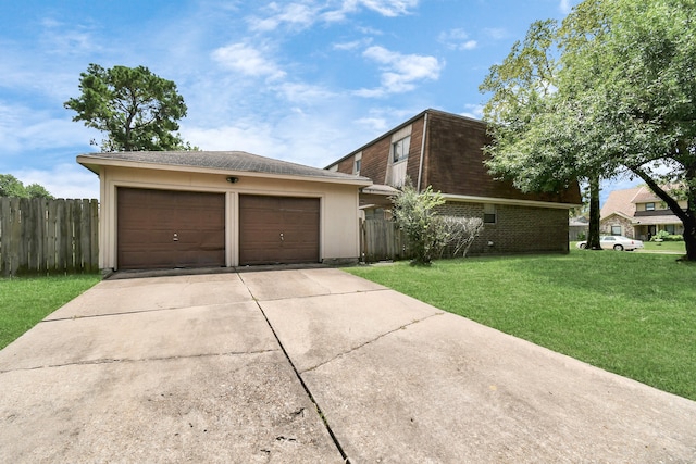 view of front of property featuring a front lawn