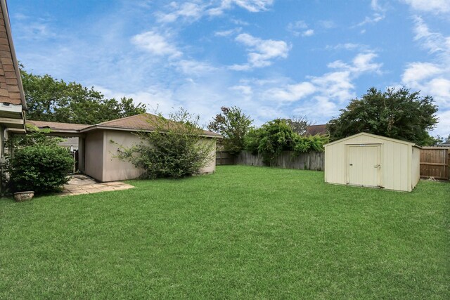 view of yard with a shed