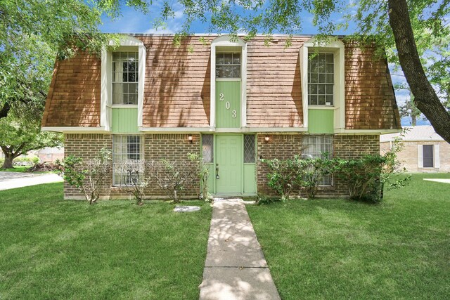 view of front facade featuring a front lawn