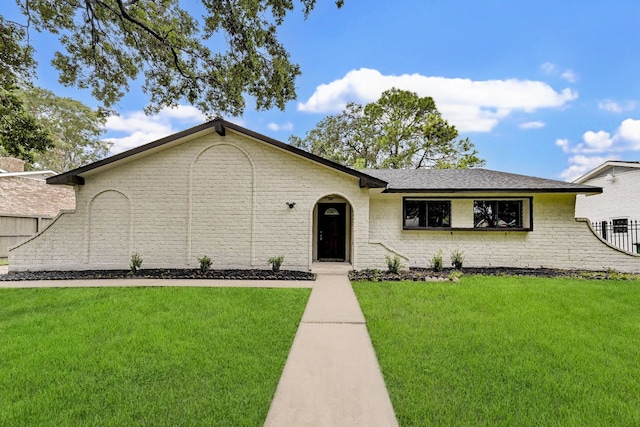 view of front of house featuring a front yard