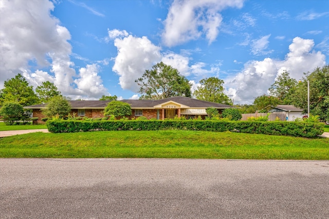 single story home featuring a front lawn