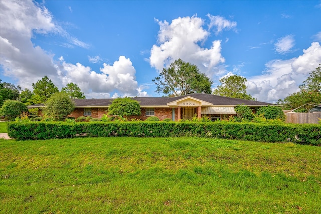 view of front of home featuring a front lawn