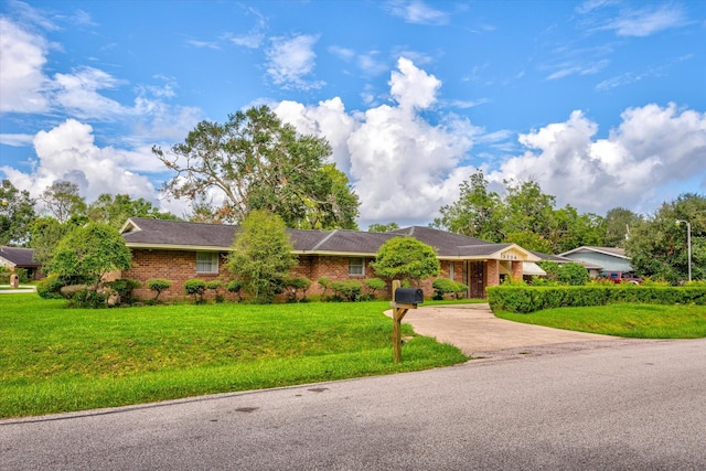 single story home with a front lawn