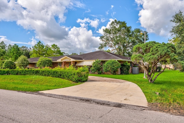 single story home with a front lawn