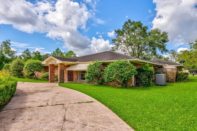 ranch-style home featuring a front yard