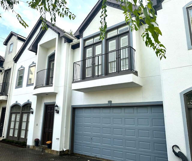 view of front facade featuring a garage