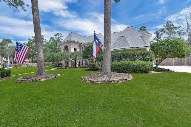 view of front facade with a front lawn