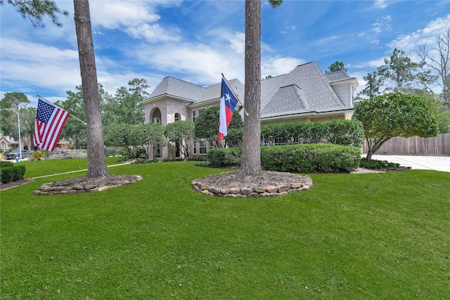 view of front of home featuring a front yard