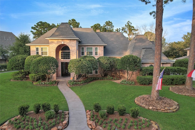 view of front of property featuring a front yard