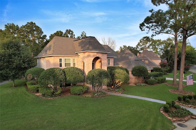 view of front facade featuring a front yard