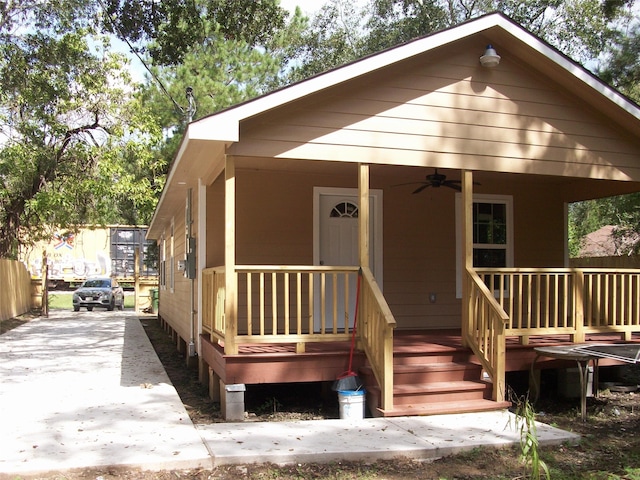 view of front of home featuring ceiling fan