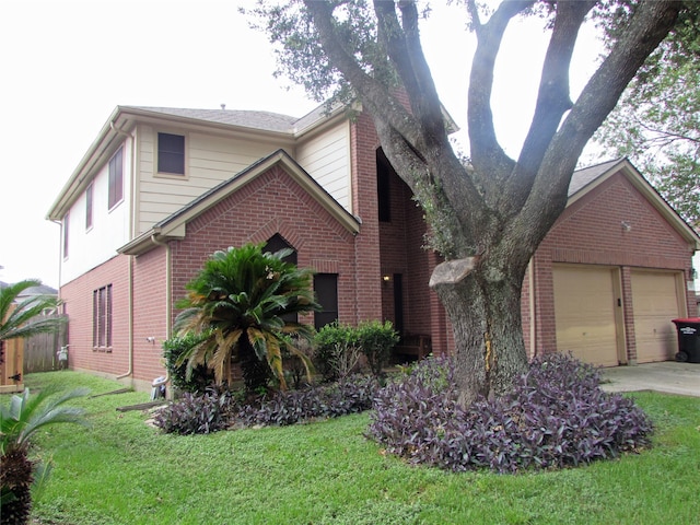 view of front of property featuring a front yard