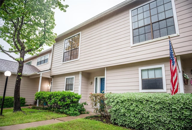 view of front of home with a front lawn