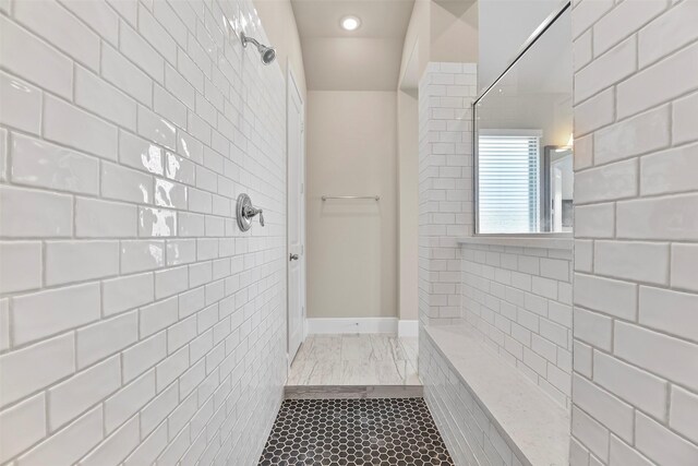 bathroom featuring a tile shower