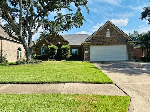 view of front facade featuring a garage and a front lawn