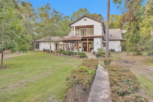 exterior space with a porch, a front lawn, and ceiling fan