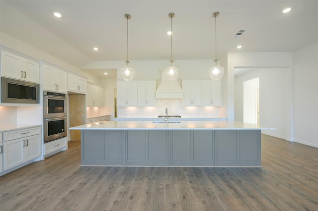 9931 Hunters Run Dr, Missouri City, TX 77459 - kitchen featuring custom exhaust hood, a spacious island, and stainless steel appliances