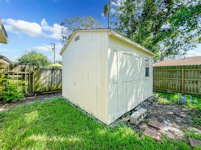 view of outdoor structure with a yard