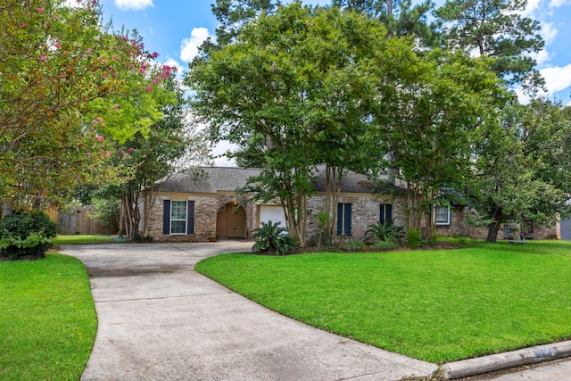 ranch-style house featuring a front yard