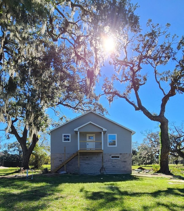 view of front of property featuring a front lawn