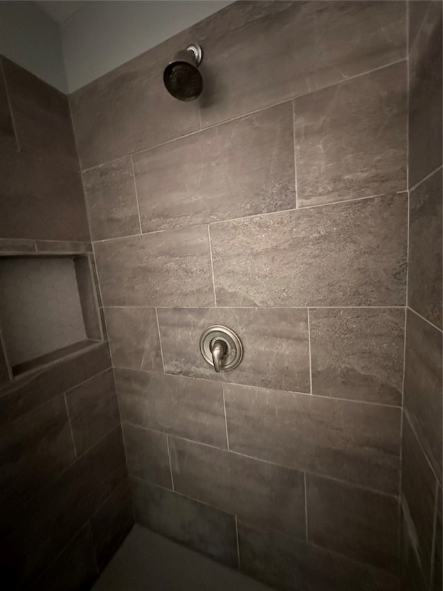 bathroom featuring a tile shower