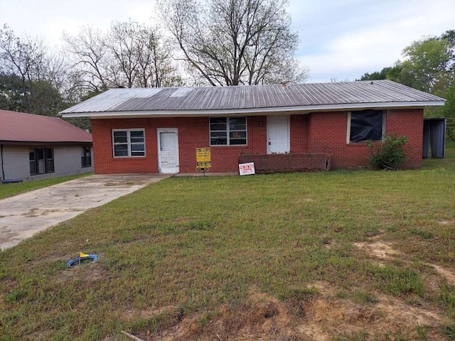 single story home with a front yard