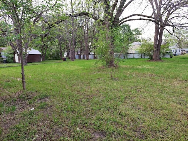 view of yard with an outbuilding