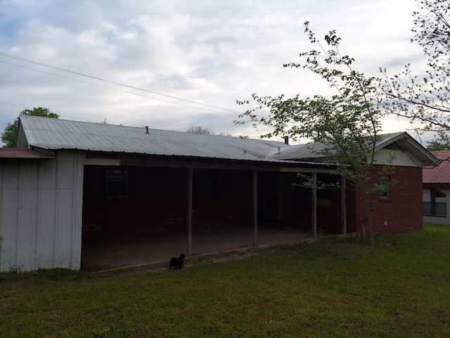 back of house featuring a lawn