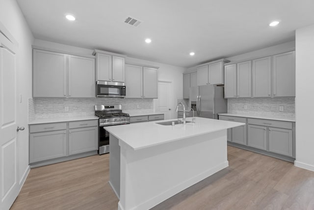 kitchen featuring sink, gray cabinets, stainless steel appliances, and light hardwood / wood-style floors