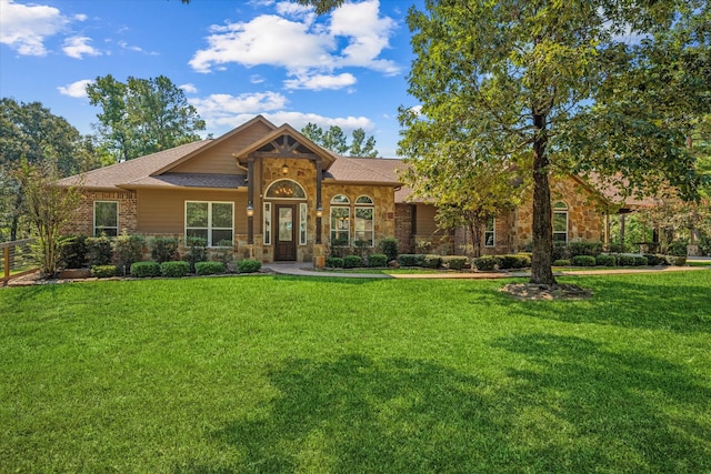 view of front of house featuring a front lawn