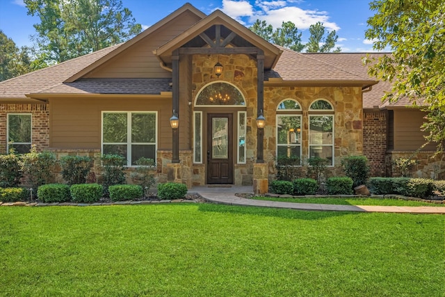 view of front of property featuring a front lawn