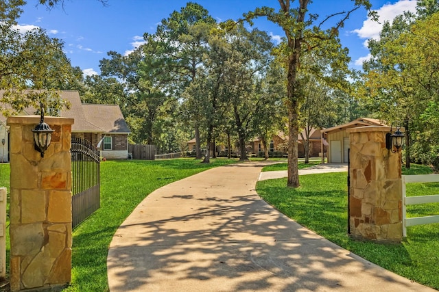 view of property's community featuring a lawn