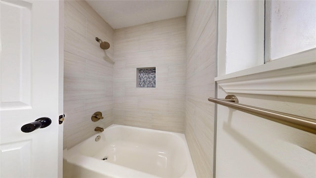 bathroom featuring tiled shower / bath combo