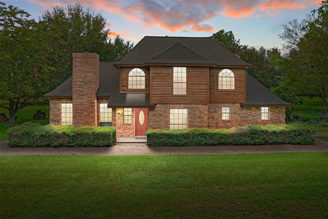 view of front of property featuring a yard