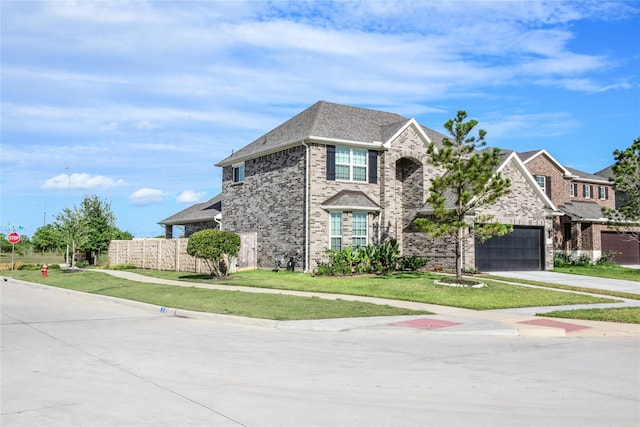 view of front of property featuring a front lawn